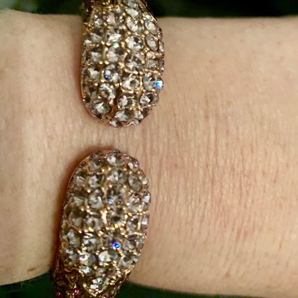 JOAN BOYCE HINGED KISSABLE CUFF NEW IN POUCH - Picture 5 of 7